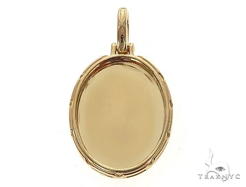 18K Yellow Gold Oval Special Edition Photo Pendant Engraved Frame 65313