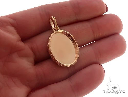 7576-18k-gold-oval-special-edition-photo-pendant-engraved-frame-65310-5.webp 18K Gold Oval Special Edition Photo Pendant Engraved Frame 65310