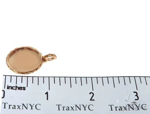 7576-18k-gold-oval-special-edition-photo-pendant-engraved-frame-65310-7.webp 18K Gold Oval Special Edition Photo Pendant Engraved Frame 65310