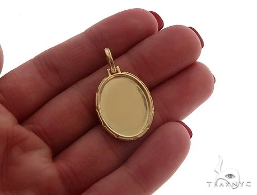 7639-18k-yellow-gold-oval-special-edition-photo-pendant-engraved-frame-65313-5.webp 18K Yellow Gold Oval Special Edition Photo Pendant Engraved Frame 65313