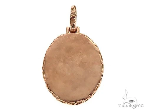 7793-18k-gold-oval-special-edition-photo-pendant-engraved-frame-65310-3.webp 18K Gold Oval Special Edition Photo Pendant Engraved Frame 65310