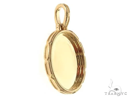 18K Yellow Gold Oval Special Edition Photo Pendant Engraved Frame 65313