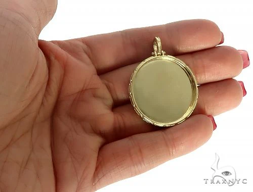 7850-14k-yellow-gold-special-edition-round-photo-pendant-edged-frame-66163-5.webp 14K Yellow Gold Special Edition Round Photo Pendant Edged Frame 66163