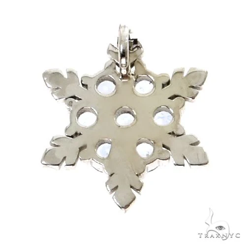 8680-traxnyc-snowflake-sapphire-pendant-67585-4.webp TraxNYC Snowflake Sapphire Pendant 67585